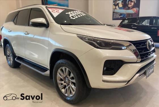 TOYOTA HILUX 2.8 D-4D TURBO DIESEL CD SRX 4X4 AUTOMÁTICO